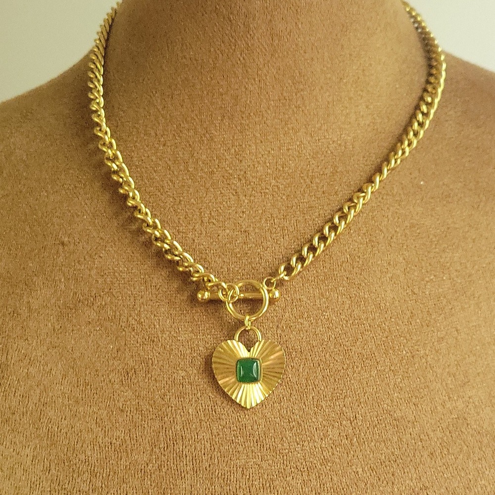 Gold Tone Heart Pendant Necklace Green Stone Toggle Clasp 18 Inch Eclectic